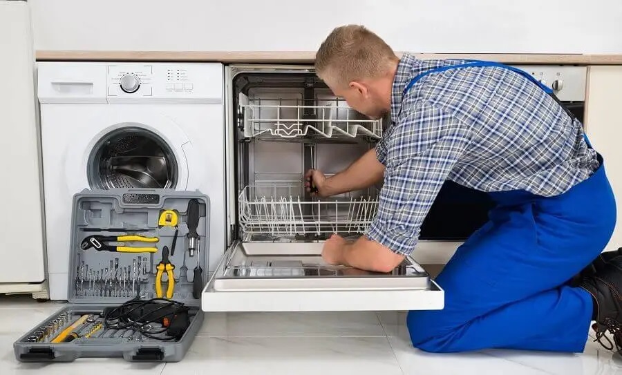 Bahçelievler Panasonic servisi teknisyen ekibi beyaz eşya tamiri yaparken